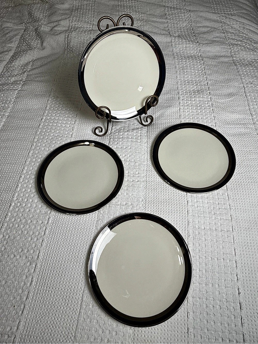 Gorham Contessa Black Four-Piece Dinnerware Set in White & Black